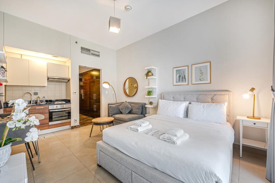 Bed, Kitchen or kitchenette, Photo of the whole room, Seating area, towels, air conditioner