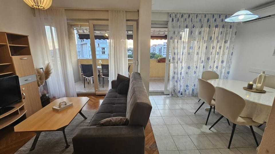 Fregata Duplex- Spacious & Bright with a terrace -near beaches- easy to Old town Apartment in Split