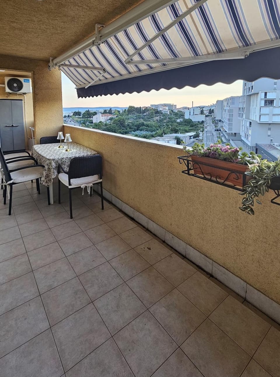 Fregata Duplex- Spacious & Bright with a terrace -near beaches- easy to Old town Apartment in Split