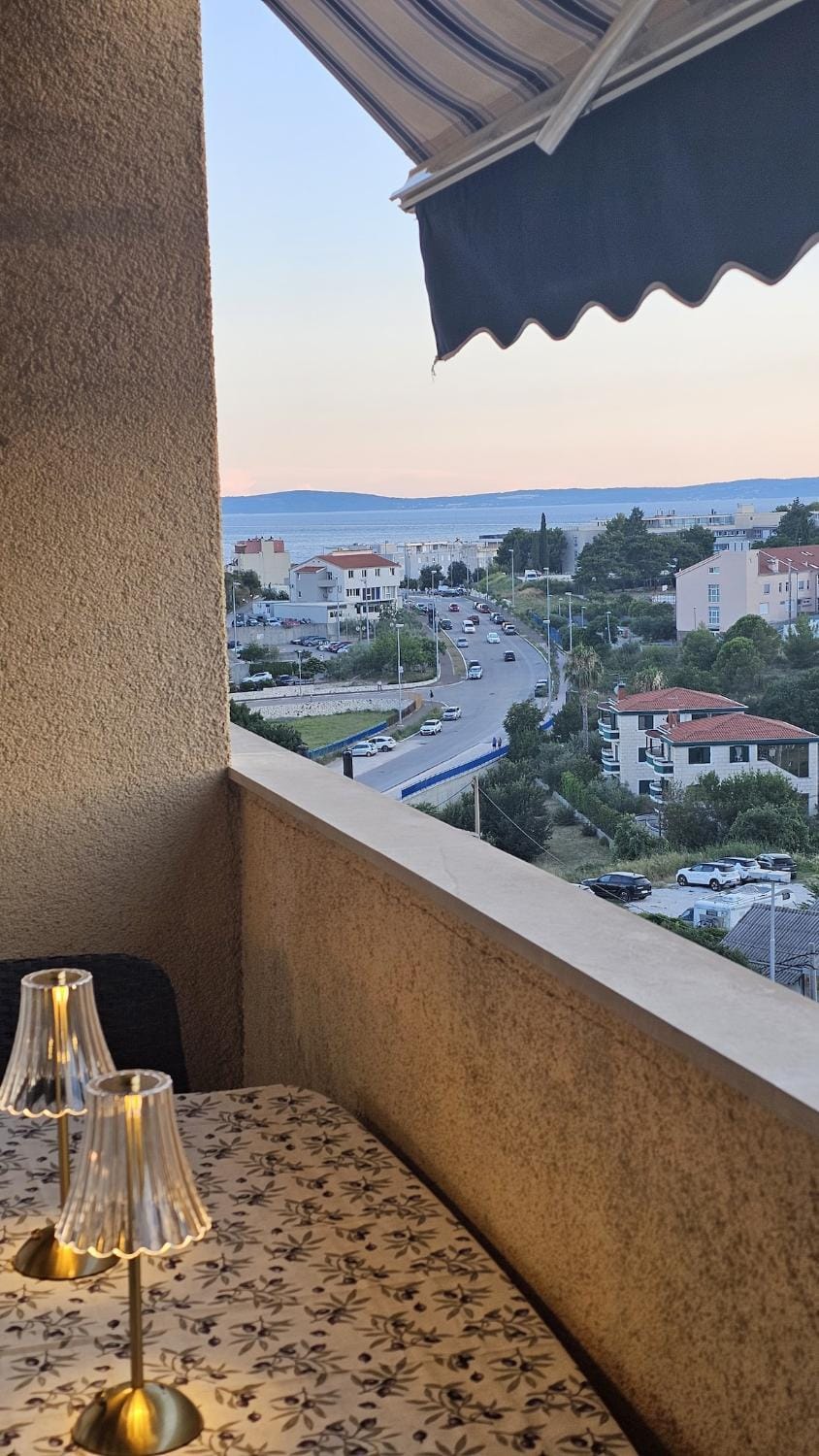 Fregata Duplex- Spacious & Bright with a terrace -near beaches- easy to Old town Apartment in Split