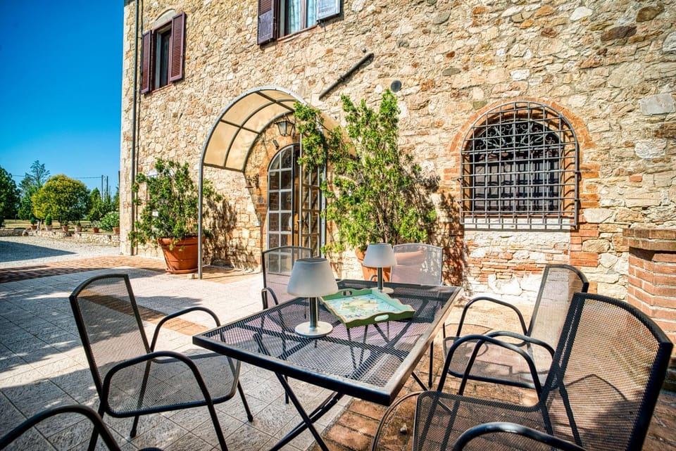 Patio, Day, Dining area