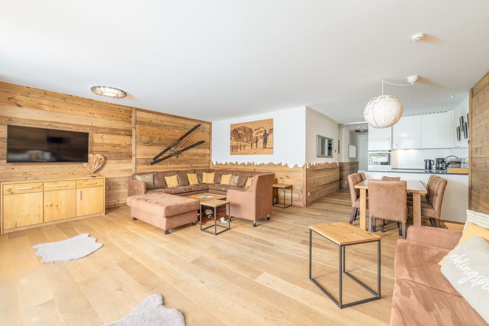 Kitchen or kitchenette, Living room, Seating area, Dining area