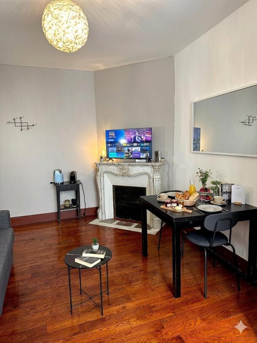 TV and multimedia, Seating area, Dining area