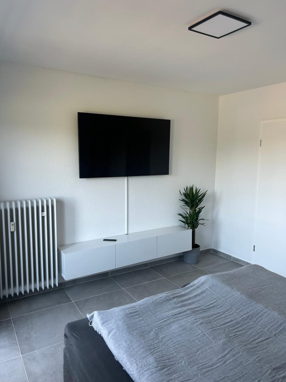 Bed, TV and multimedia, Bedroom
