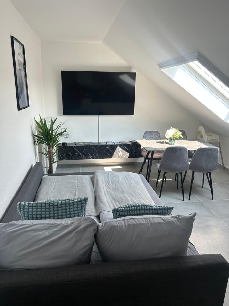 TV and multimedia, Living room, Photo of the whole room, Dining area