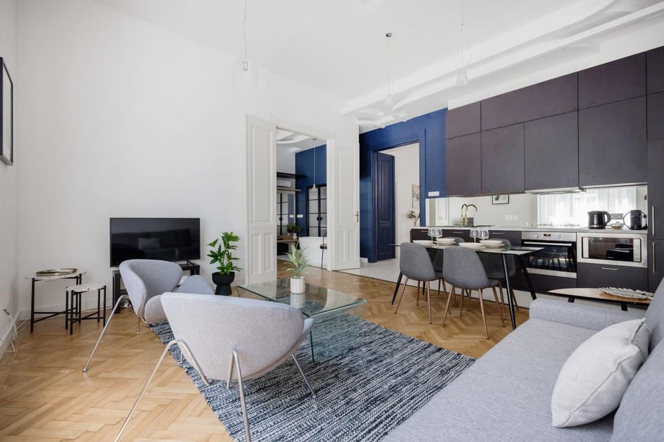 TV and multimedia, Kitchen or kitchenette, Living room, Seating area, Dining area
