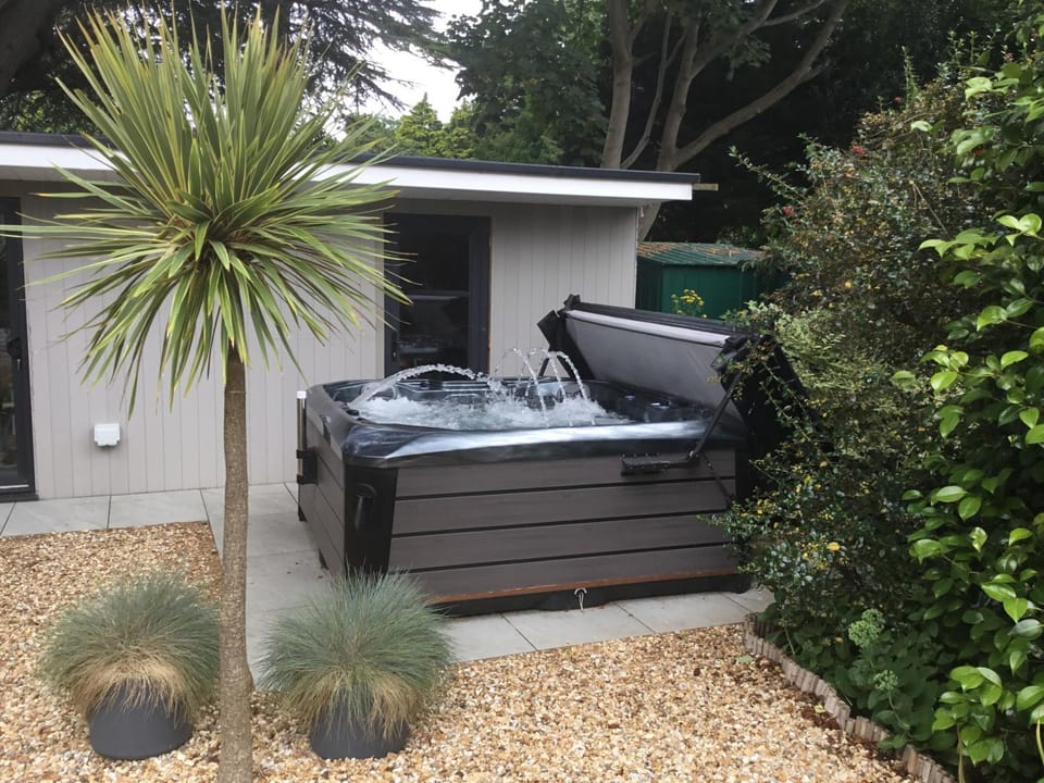 Garden Studio & Hot Tub Well behaved dogs welcome Apartment in Fareham District