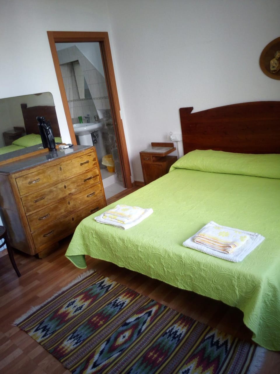 Bathroom, TV and multimedia, Photo of the whole room, Bedroom, Quiet street view, Inner courtyard view