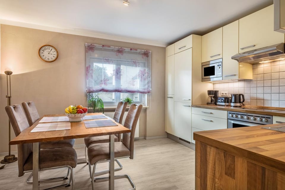 Property building, Kitchen or kitchenette, Living room