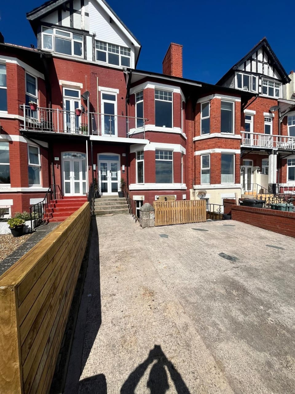 Stunning 2 Bedroom Beach Apartment With Garden Apartment in Rhôs-on-Sea