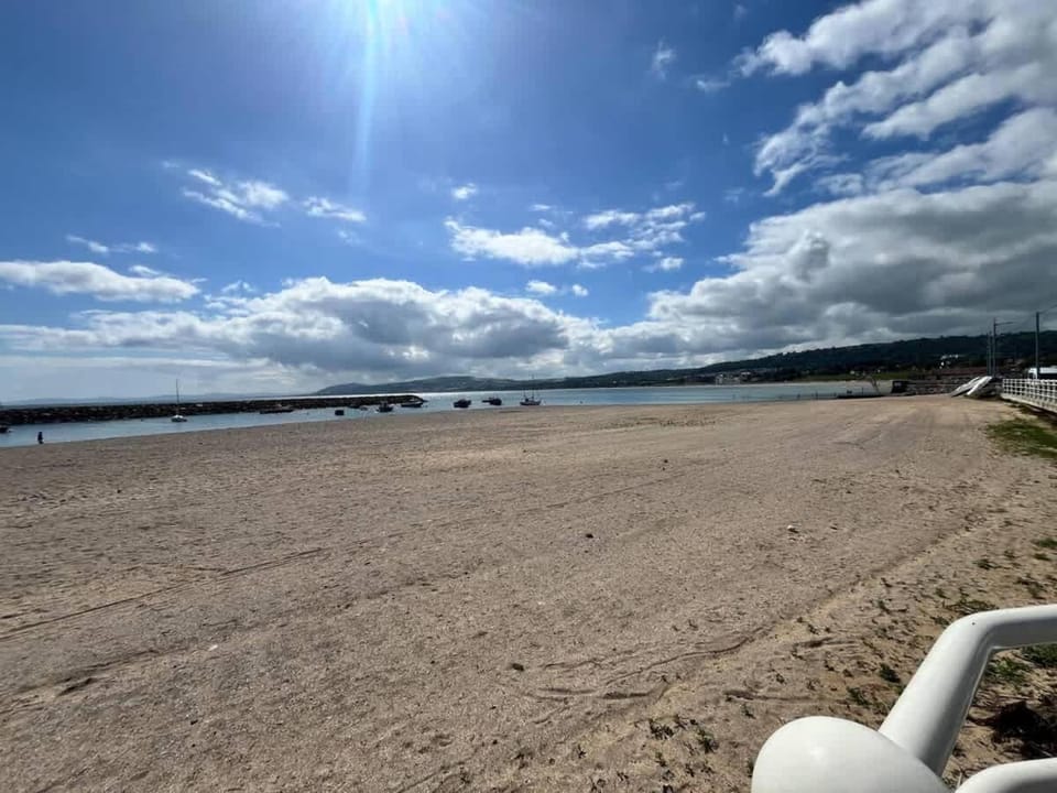 Stunning 2 Bedroom Beach Apartment With Garden Apartment in Rhôs-on-Sea