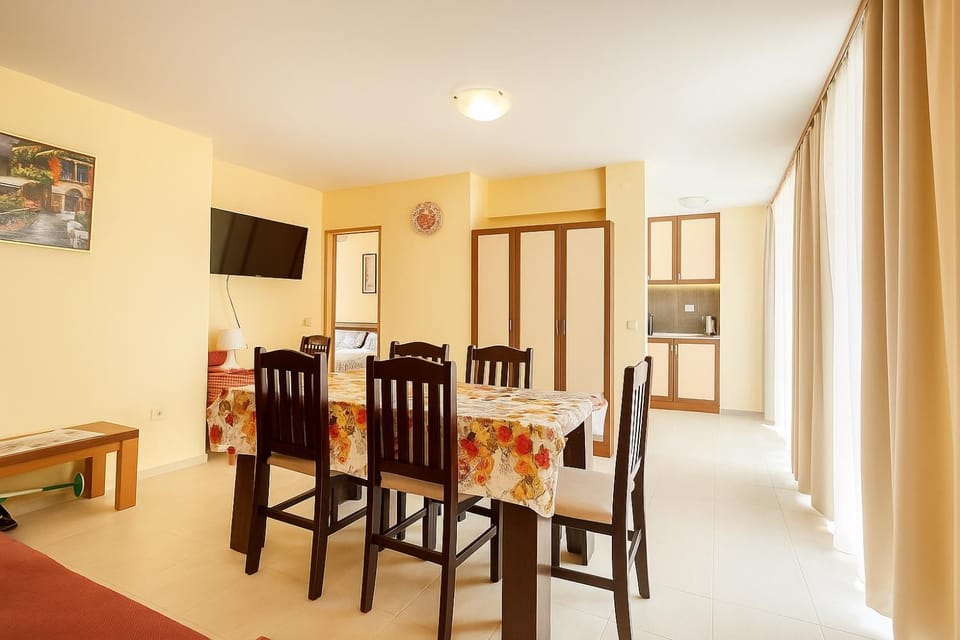 Communal lounge/ TV room, TV and multimedia, Living room, Seating area, Dining area
