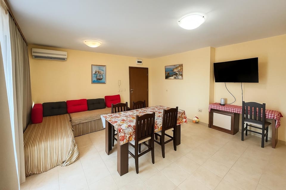 Communal lounge/ TV room, TV and multimedia, Seating area, Dining area, air conditioner