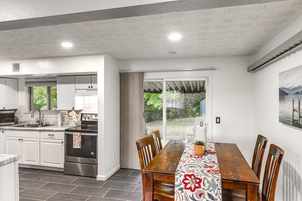 4 Mi to MetroParks Ice Rink Pet-Friendly Getaway House in Dayton