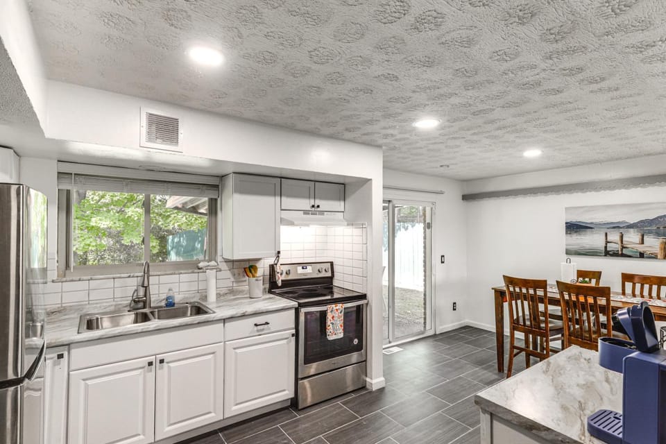 4 Mi to MetroParks Ice Rink Pet-Friendly Getaway House in Dayton