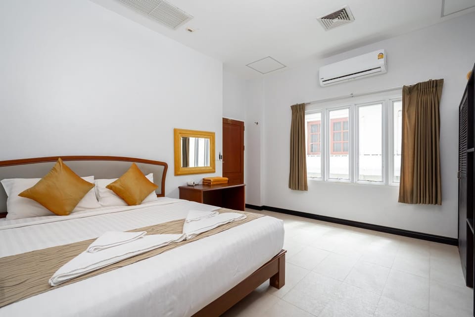Bedroom, wardrobe, air conditioner