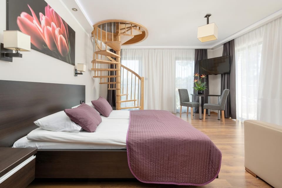 Facade/entrance, Bed, TV and multimedia, View (from property/room), View (from property/room), Other, Other, Other, Photo of the whole room, Seating area, Bedroom, furniture, furniture, furniture