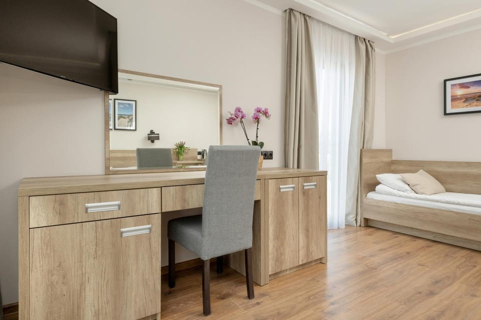 Bed, TV and multimedia, View (from property/room), View (from property/room), Other, Other, Other, Photo of the whole room, Bedroom, furniture, furniture, furniture