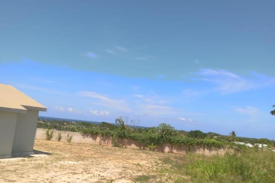 Beach-view 2 Bed Apartment Sleeps 4 - Free parking Apartment in St. Ann Parish