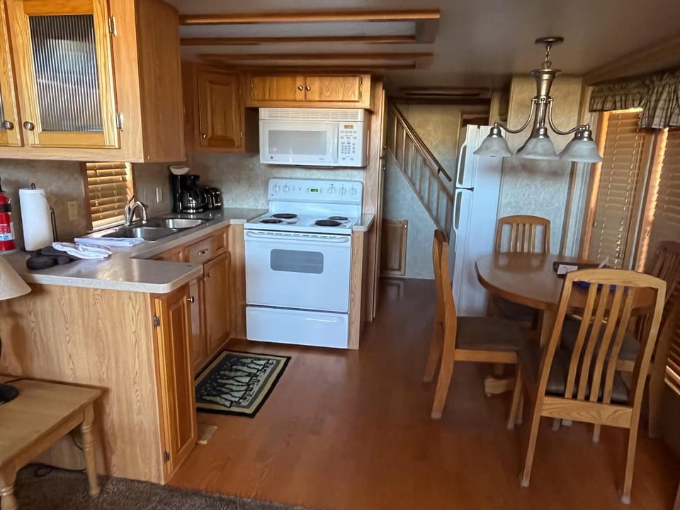 Dining area, kitchen