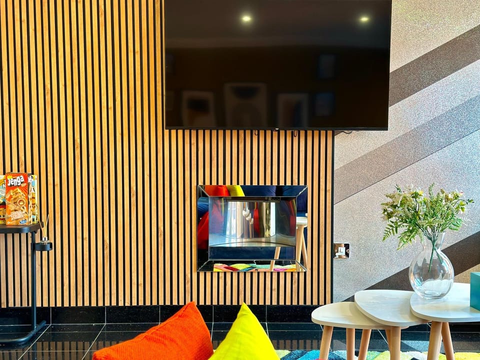 Communal lounge/ TV room, TV and multimedia, Living room, Seating area