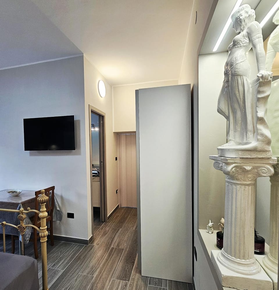 TV and multimedia, Seating area, Dining area