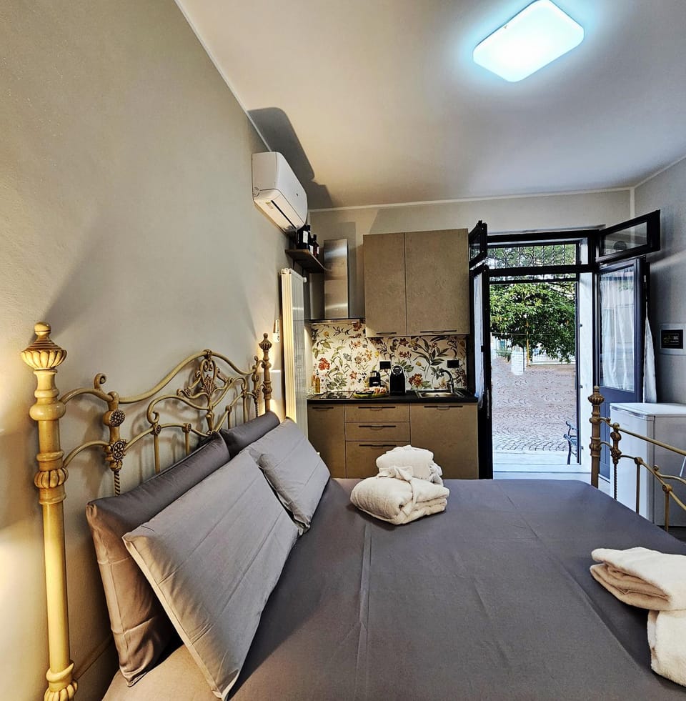 Bed, Kitchen or kitchenette, Living room, Photo of the whole room, Seating area, Bedroom, minibar, towels, air conditioner