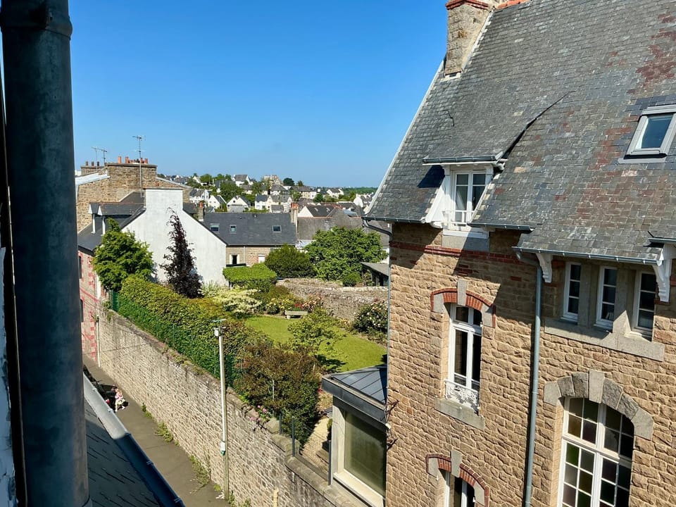 T2 dans le quartier Saint-Michel de Saint Brieuc Vue sur les toits Apartment in Brittany