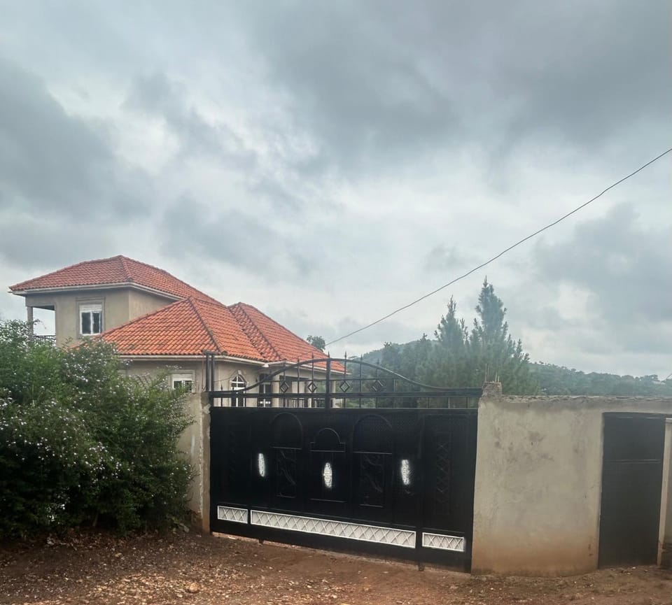 5 Bedroom Lodge Sleeps 10 - Pets Welcome Villa in Uganda