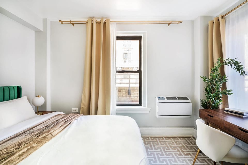 73-1504 Newly Reno Studio UWS Doorman Gym Laundry Apartment in Upper West Side
