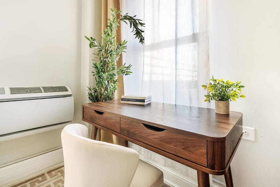 73-1504 Newly Reno Studio UWS Doorman Gym Laundry Apartment in Upper West Side