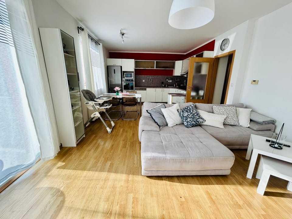 TV and multimedia, Kitchen or kitchenette, Living room, Seating area, Dining area