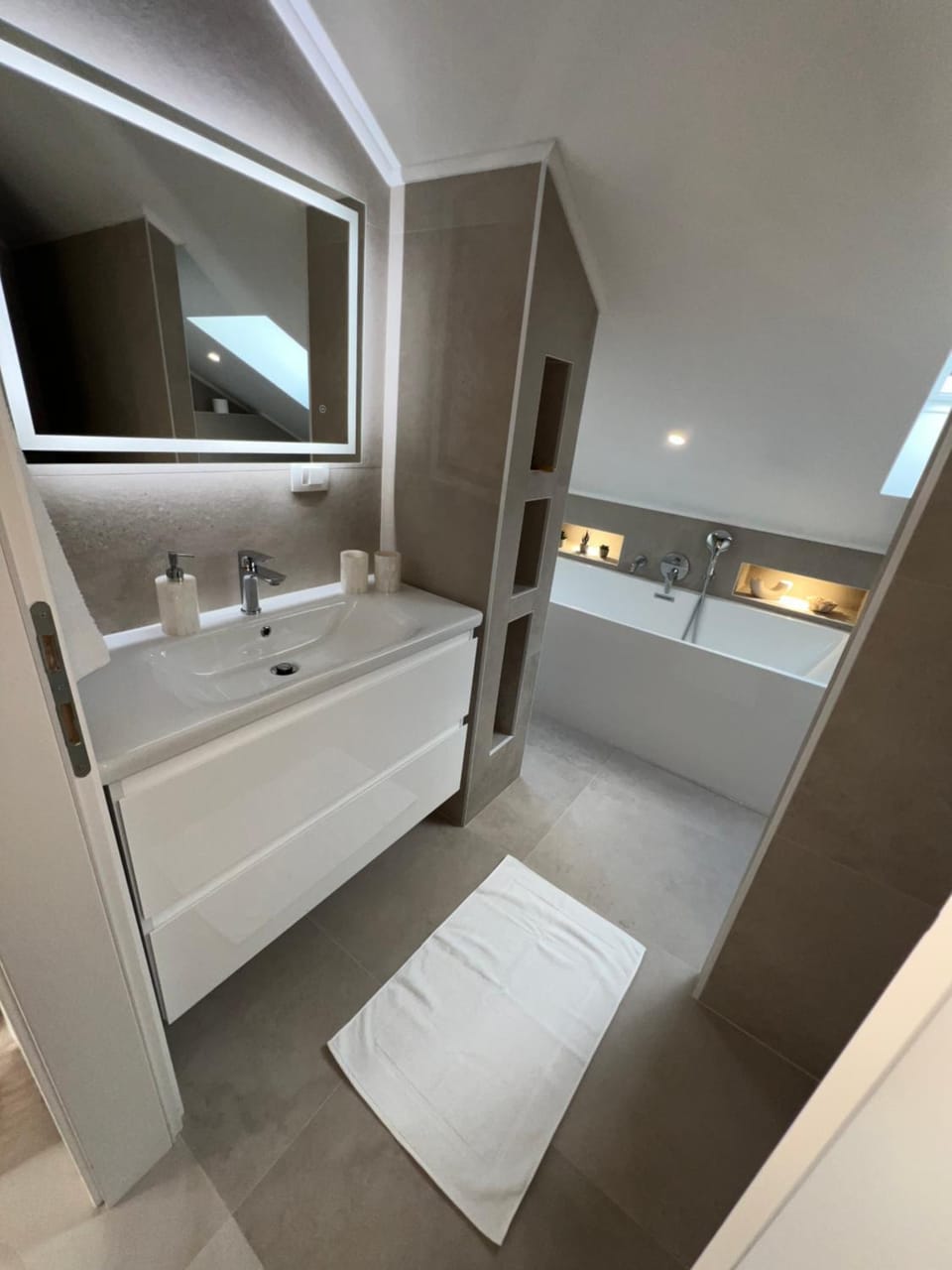 Bathroom, Bath, towels