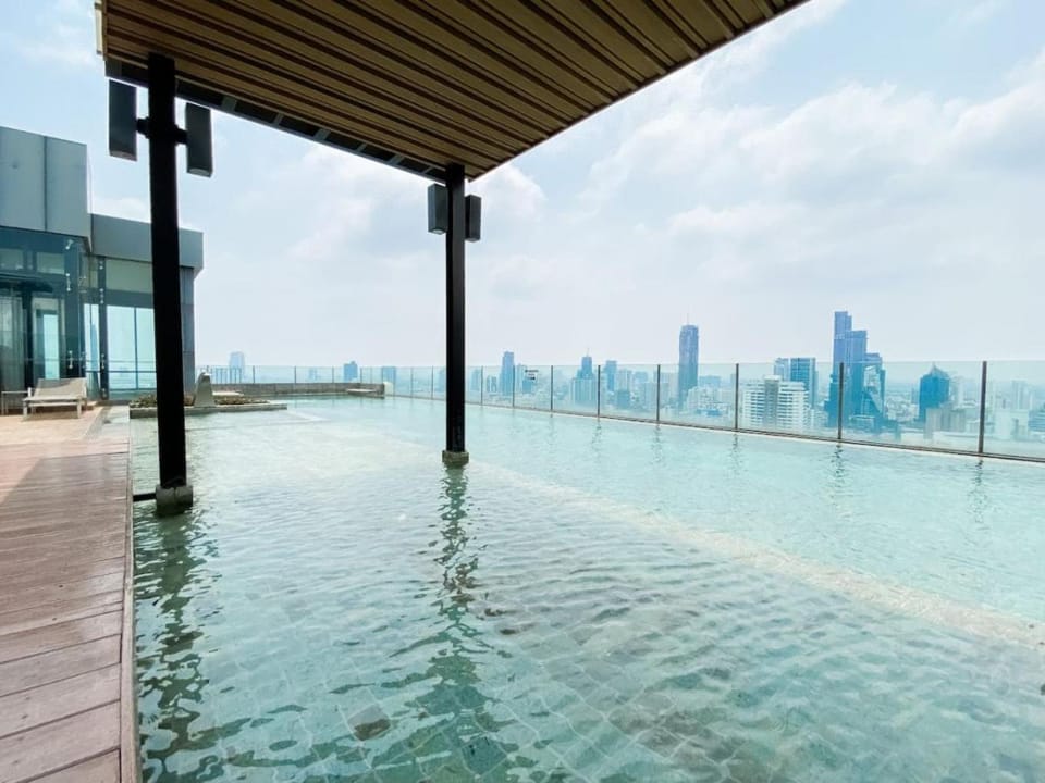 Stylish Modern 1BR - BTS Phrom Phong - Ultra Fast WiFi Apartment in Bangkok