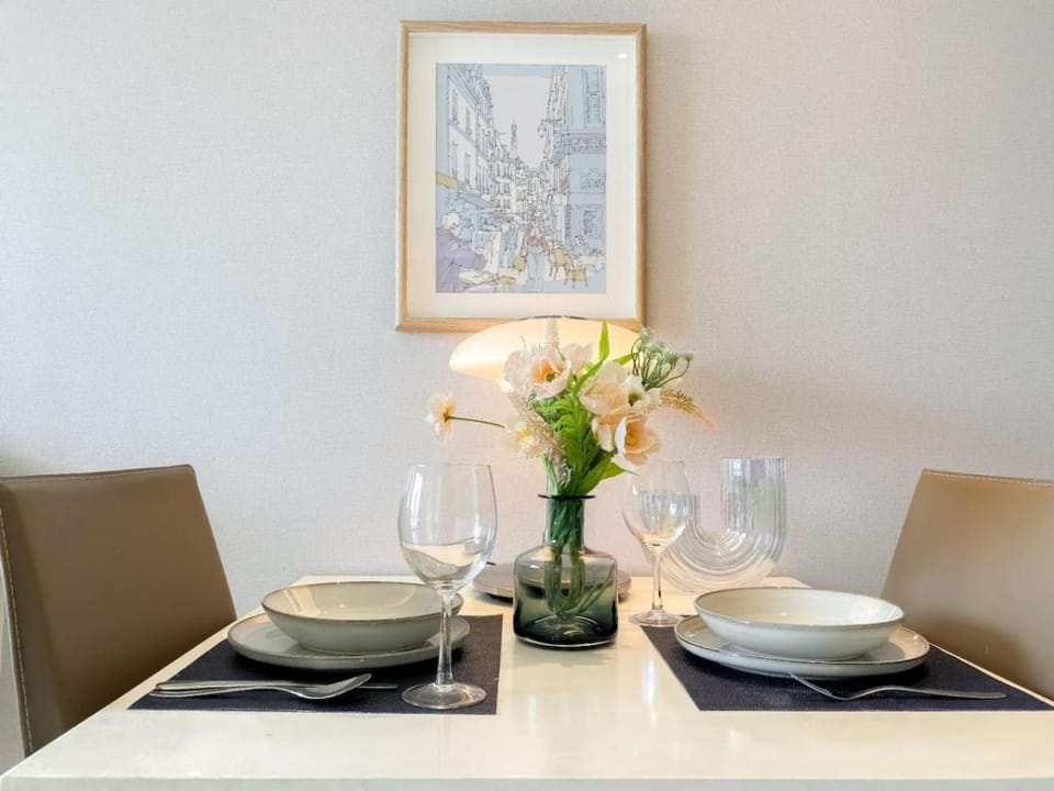Stylish Modern 1BR - BTS Phrom Phong - Ultra Fast WiFi Apartment in Bangkok