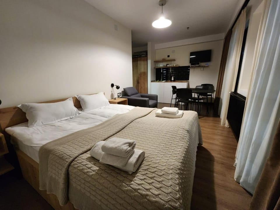 Bed, Bedroom, towels