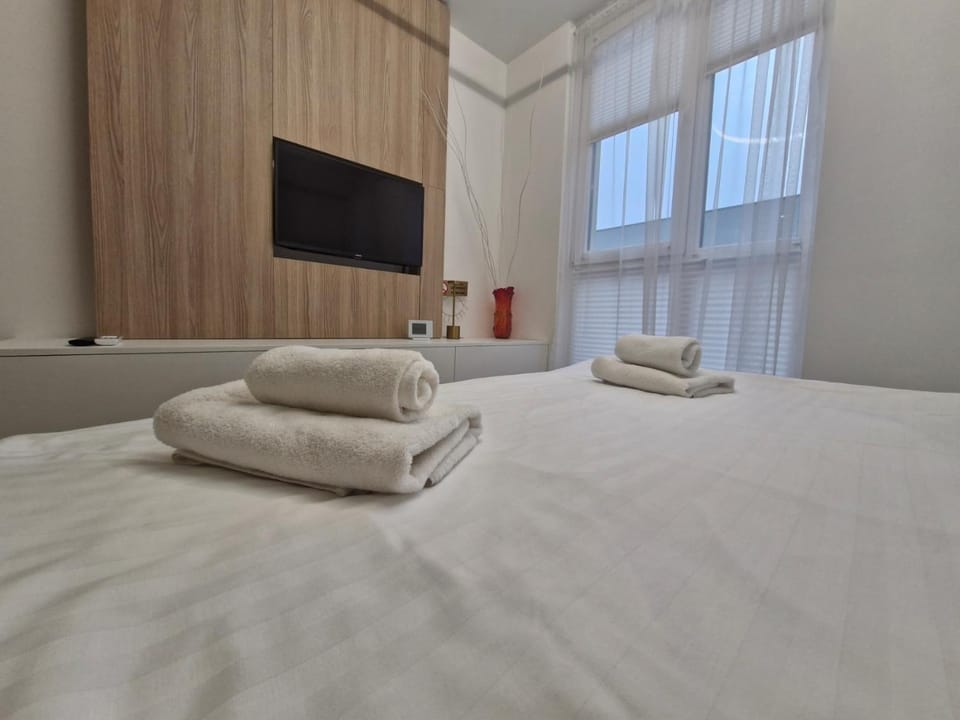 Bed, TV and multimedia, Photo of the whole room, Bedroom, towels