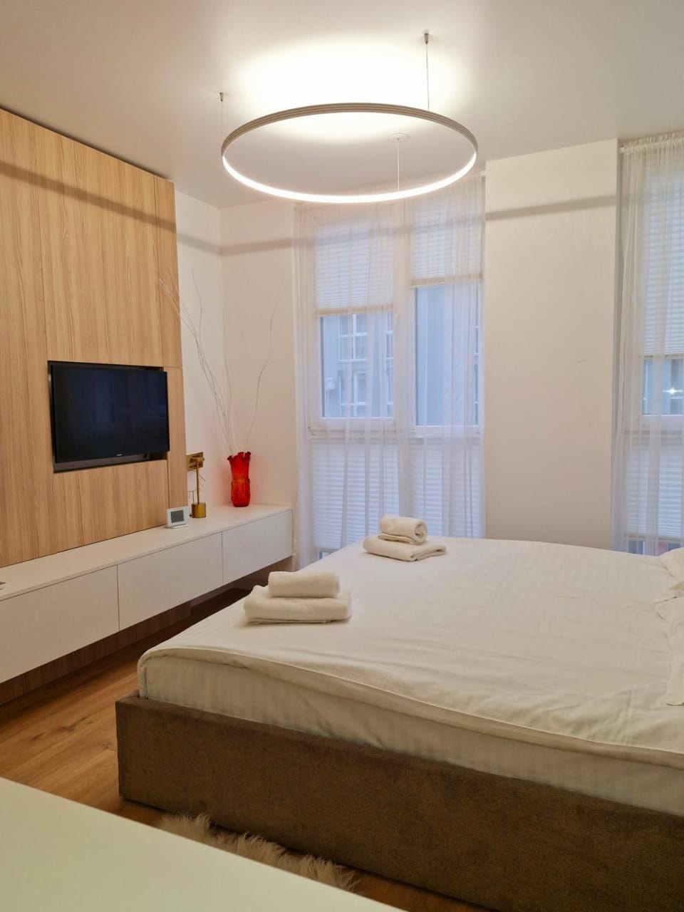 Bed, TV and multimedia, Photo of the whole room, Bedroom, towels