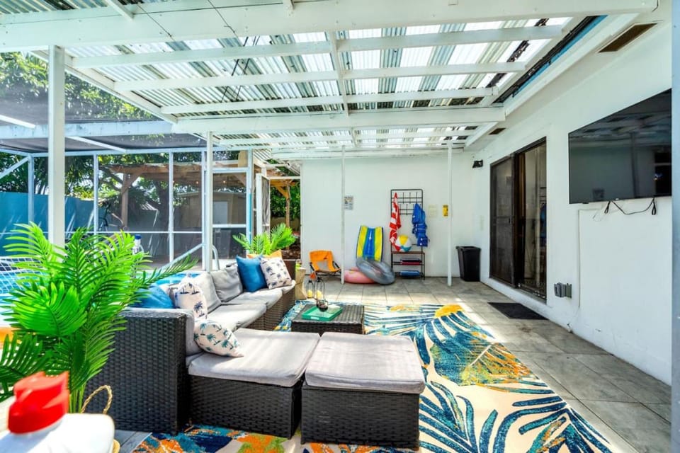 Beachside Escape Poolhouse w Game Room, Grill House in Lantana