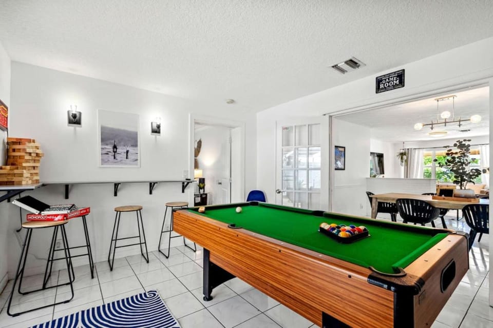Beachside Escape Poolhouse w Game Room, Grill House in Lantana