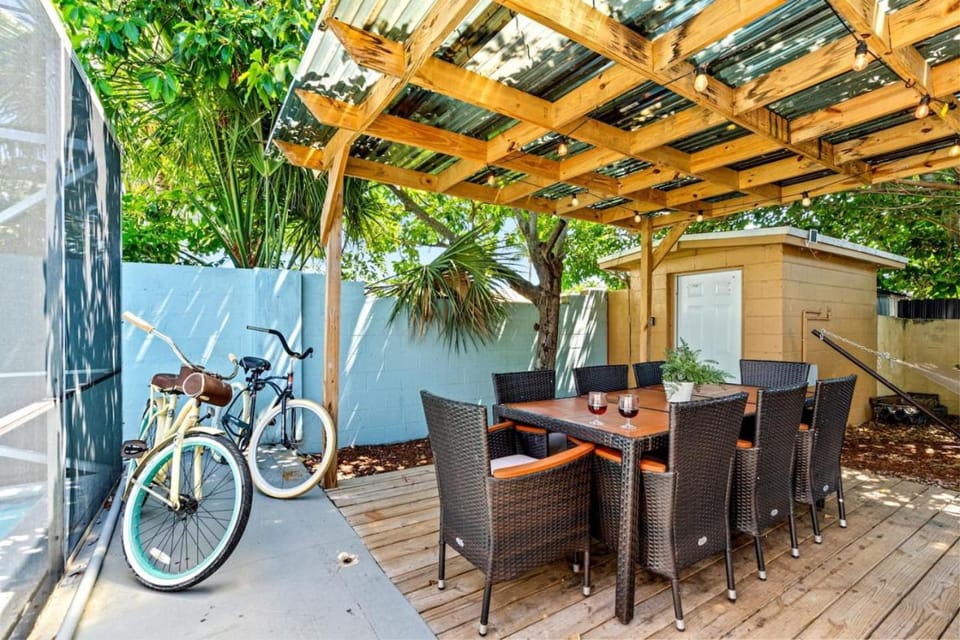 Beachside Escape Poolhouse w Game Room, Grill House in Lantana