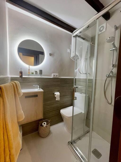 Shower, Toilet, Bathroom, towels