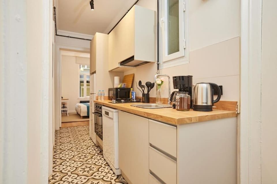 Coffee/tea facilities, Kitchen or kitchenette, minibar, stove