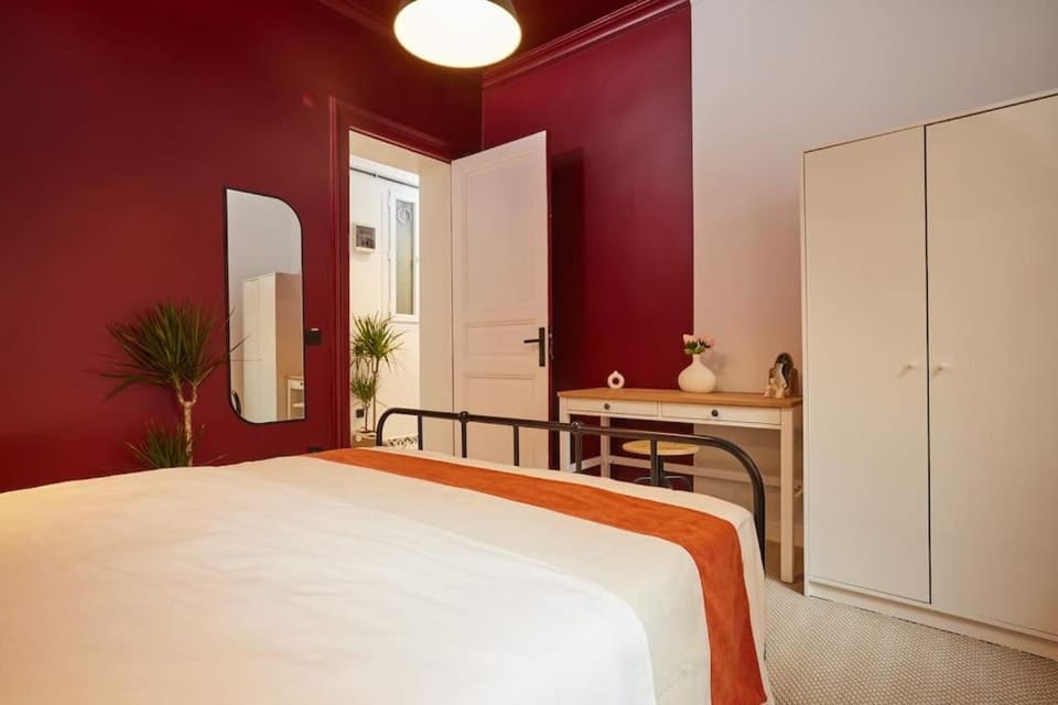 Photo of the whole room, Bedroom