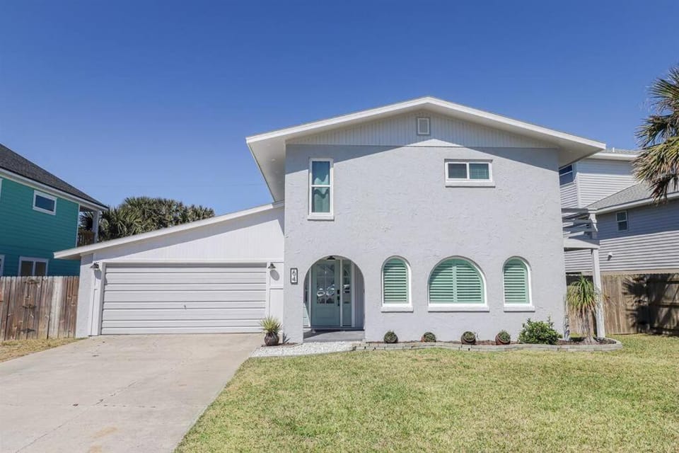 Beachside Vilano Lux Arcade Pets 6min to Historic House in Vilano Beach