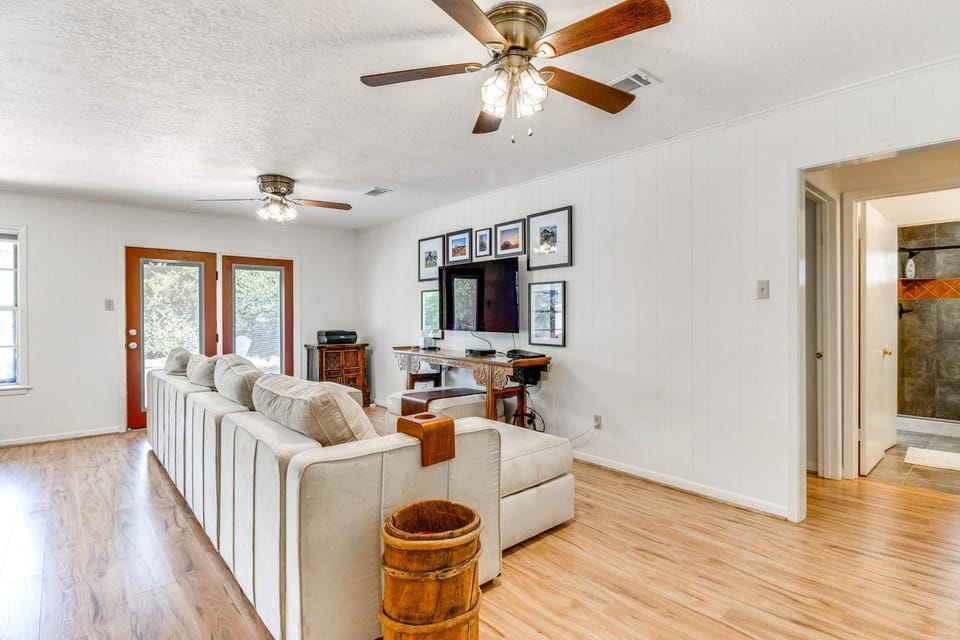 2 Mi to Kyle Field: Bryan Home w/ Fenced Yard House in College Station