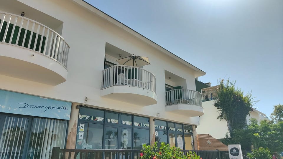 Property building, Day, Balcony/Terrace