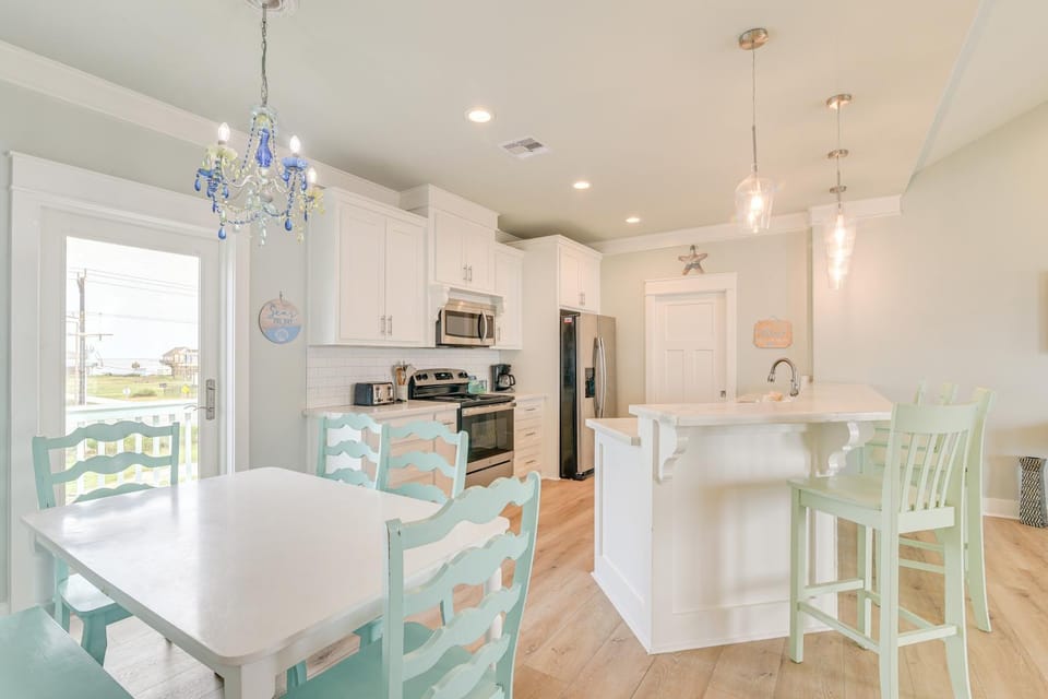 Hot Tub, Beach Access! Bay-View Gilchrist Retreat House in Bolivar Peninsula