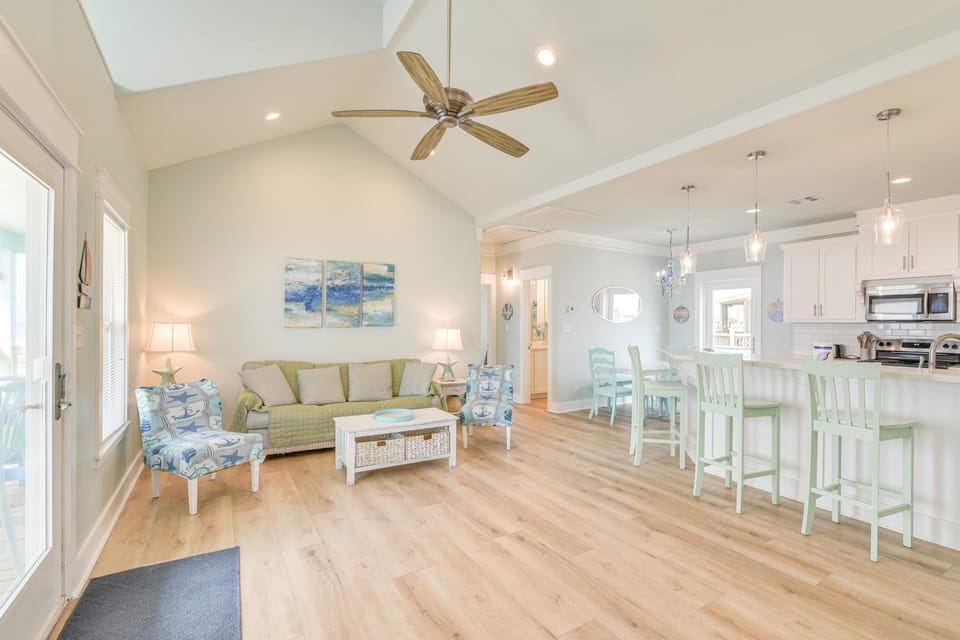 Hot Tub, Beach Access! Bay-View Gilchrist Retreat House in Bolivar Peninsula