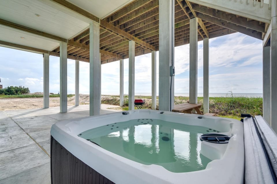 Hot Tub, Beach Access! Bay-View Gilchrist Retreat House in Bolivar Peninsula